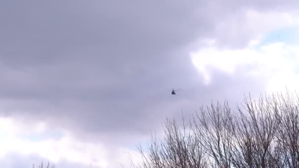 Hubschrauber am Himmel in der Nähe des Flughafens Platov 16.03.2020 — Stockvideo
