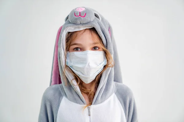 Adolescente en kigurumi en máscara médica. de cerca — Foto de Stock