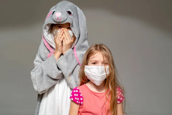 Niños en pijama y máscaras en la epidemia de cuarentena — Foto de Stock