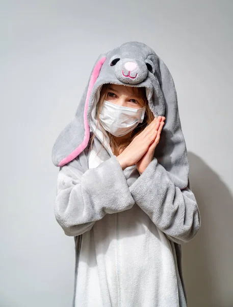 Adolescente en kigurumi en máscara médica en cuarentena . — Foto de Stock