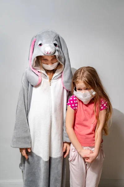 Niños en pijama y máscaras en la epidemia de cuarentena — Foto de Stock