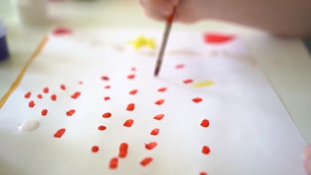 La mano di bambini disegna il punto rosso su un foglio bianco — Video Stock