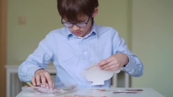 Chłopiec w klasie gra edukacyjna znaleźć twarz — Wideo stockowe