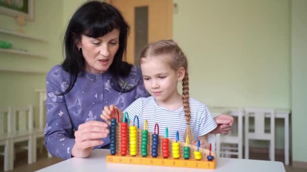 A vizsgálat kiegészítése és kivonása gyermekekkel. — Stock videók