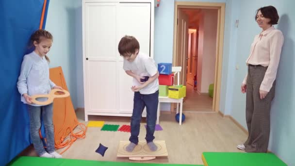 Niño en plataforma de equilibrio integración sensorial — Vídeos de Stock