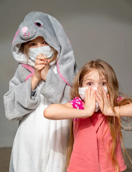 Niños en pijama y máscaras en la epidemia de cuarentena — Foto de Stock