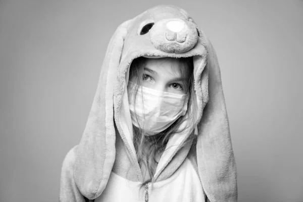 Doe dicht. tiener in kigurumi in medisch masker. — Stockfoto