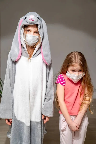 Niñas pequeñas en pijama, máscaras epidemia de cuarentena — Foto de Stock