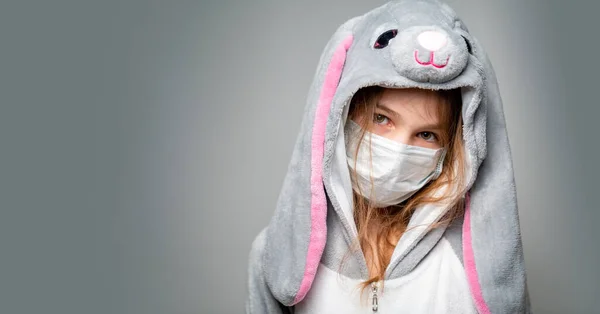 Adolescente en kigurumi en máscara médica. espacio de copia — Foto de Stock