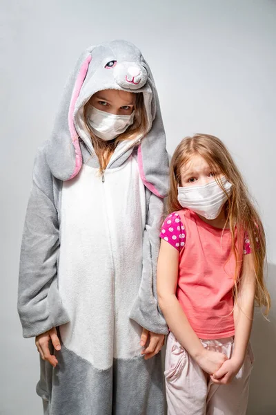 穿睡衣的孩子，隔离传染病中的面具 — 图库照片