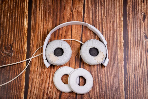 Need a replacement embouchures on old white earbud — Stock Photo, Image