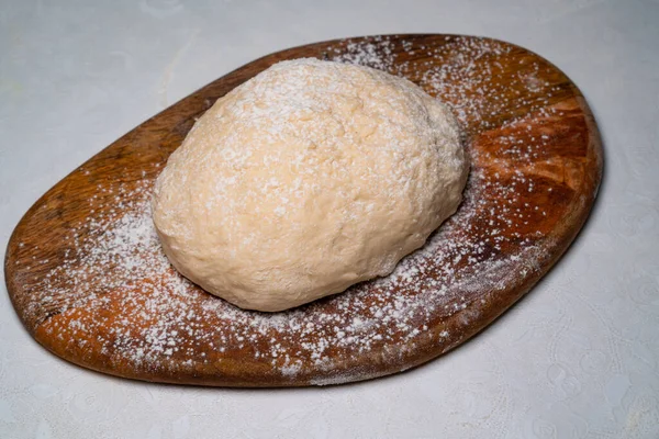 Teig für Pizza auf weißem Tisch an Bord — Stockfoto