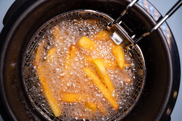 감자튀김이요. 집안의 프라이어에 있는 기름을 끓이는 모습. — 스톡 사진