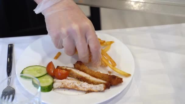 Fechar o garçom em luvas põe a chapa de batatas fritas — Vídeo de Stock