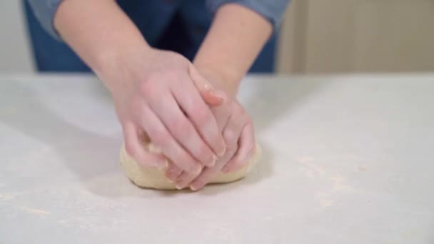 Ženy ruce hnětení kvasinkové těsto na koláč nebo pizzu. — Stock video