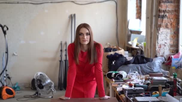 Femme d'affaires debout dans la chambre qui est rénovée — Video