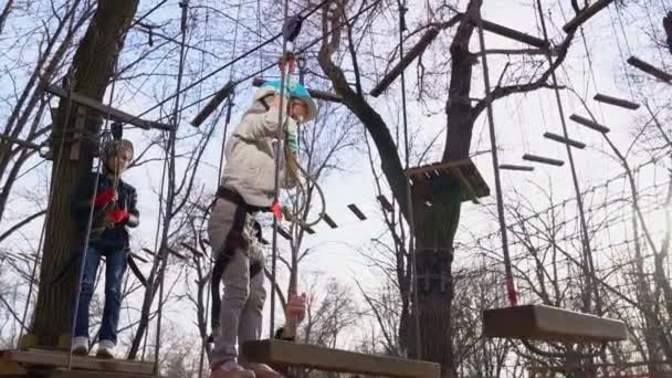 Little girl is afraid to climb the rope Park. — Stock videók