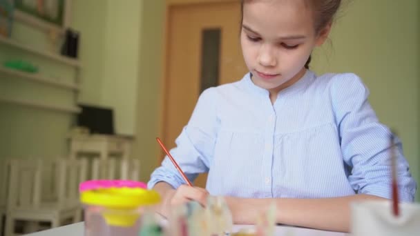 Meisje tekening met borstel en verf — Stockvideo