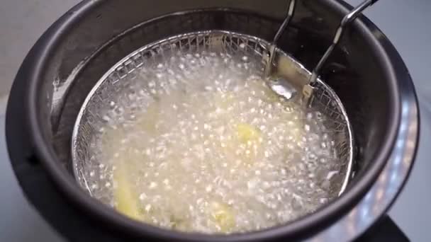 Óleo fervendo em uma fritadeira em casa. Batatas fritas . — Vídeo de Stock