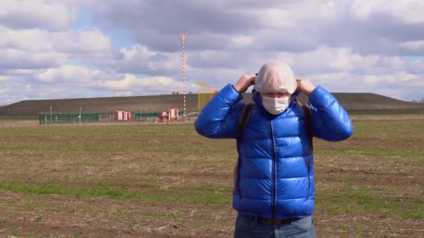 Na konci karantény muž odstraní lékařskou masku — Stock video