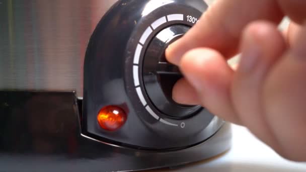 Thermostaat uit op mini frituurpan voor thuis. close-up — Stockvideo
