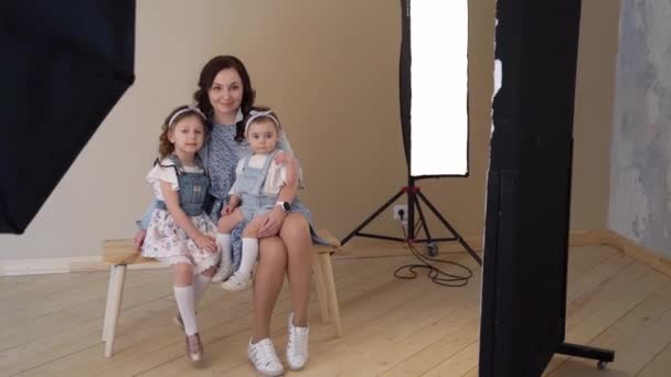 Estudio detrás del escenario de rodaje mamá con hijas — Vídeo de stock