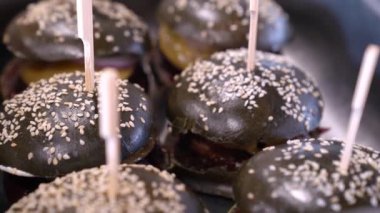 Tatil için açık büfe. Metal tepside siyah hamburgerler.