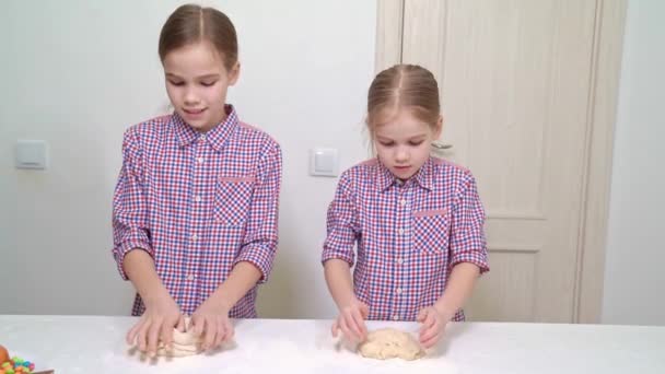 Діти замішують тісто на білому столі . — стокове відео