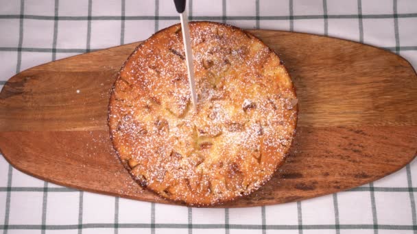 Couteau coupe un morceau de gâteau maison vue du dessus — Video