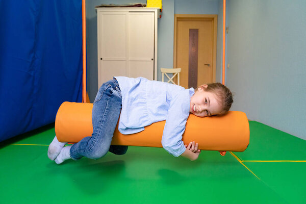 девушка на бревенчатой сенсорной интеграции
 