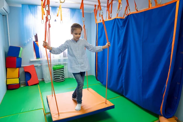 Platform duyusal bütünleşmesinde küçük bir kız 