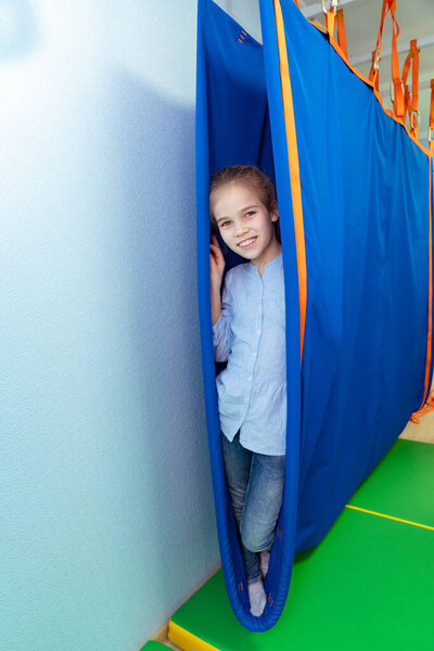 маленькая девочка на тоннельной сенсорной интеграции
 