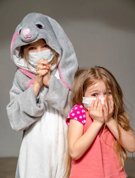 Niños en pijama y máscaras en la epidemia de cuarentena — Foto de Stock