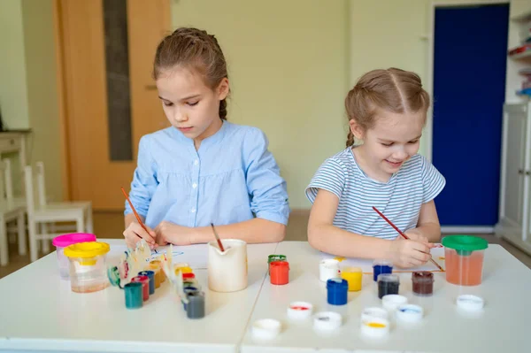 Meninas desenho com pincel e tintas — Fotografia de Stock