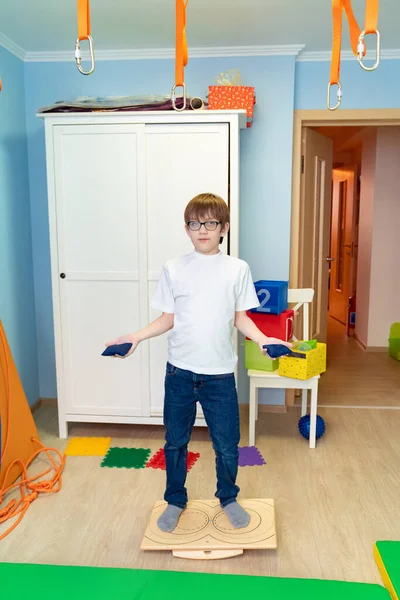 Niño en plataforma de equilibrio integración sensorial — Foto de Stock