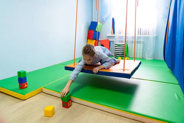 Juego con cubos en la integración sensorial Plataforma — Foto de Stock