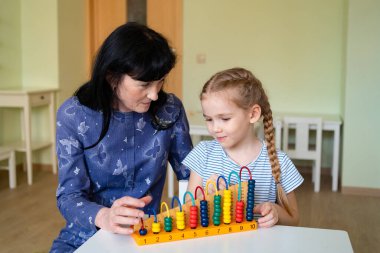 kız öğrenme ve toplama öğrenme öğretmeni 