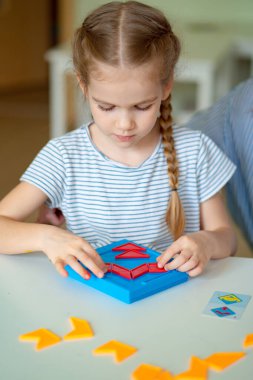 Küçük kız matematik bulmacasını çözer