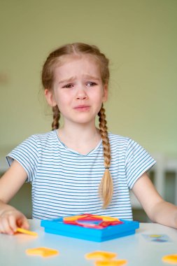 Kapat. üzgün kız matematik bulmacasını çözdü