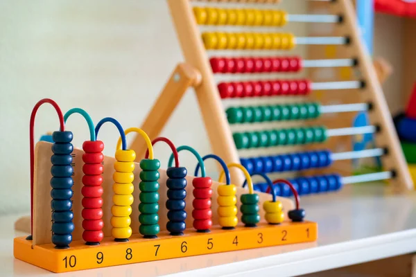 Kolorowe dzieci obfite i nauka matematyki — Zdjęcie stockowe