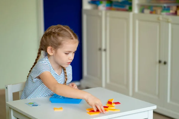 Dziewczynka rozwiązać zagadkę matematyczną — Zdjęcie stockowe