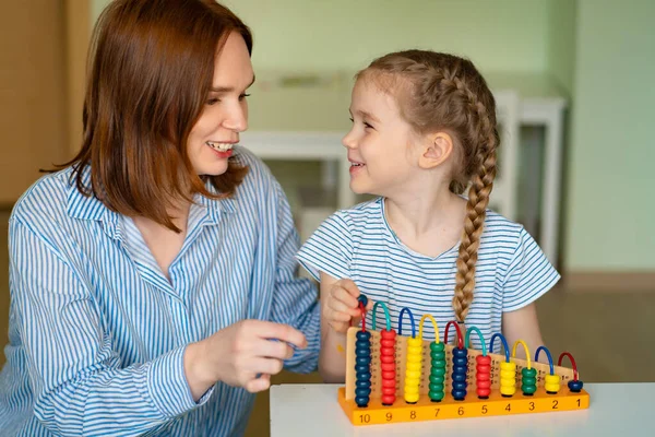 Mamá con niña aprendiendo a sumar y restar — Foto de Stock