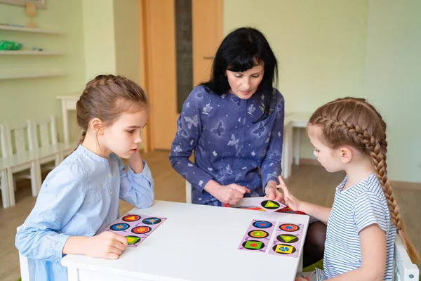 Professor com crianças jogar cartas formas geométricas — Fotografia de Stock