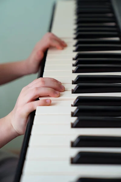 Bebé manos negro blanco piano teclas sintetizador. primer plano . — Foto de Stock