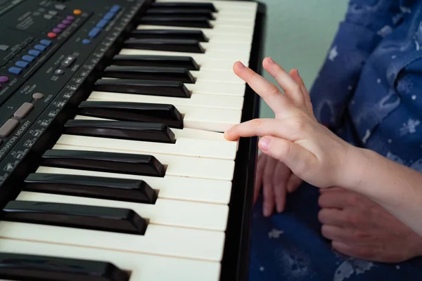 Niño manos negro blanco piano teclas sintetizador. primer plano — Foto de Stock