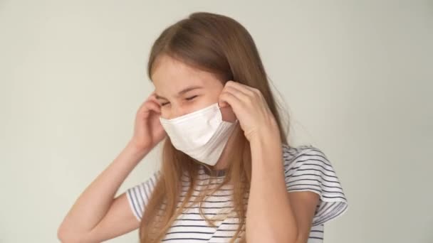 Tini lány boldog, és eltávolítja az orvosi maszk — Stock videók