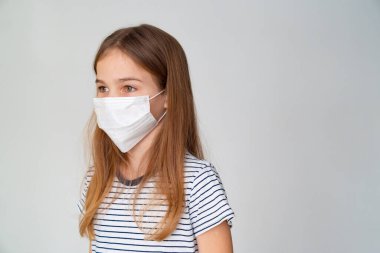 Profil genç kız tıbbi maske beyaz arka plan