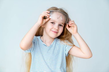 Küçük kız güvenlik gözlüğü takıyor..