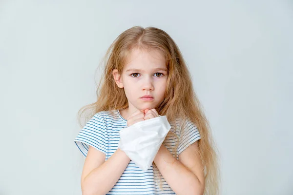 Klein meisje in de medische houdt masker witte achtergrond — Stockfoto