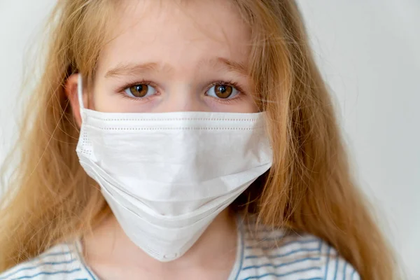 Cerrar chica en máscara médica sobre fondo blanco — Foto de Stock